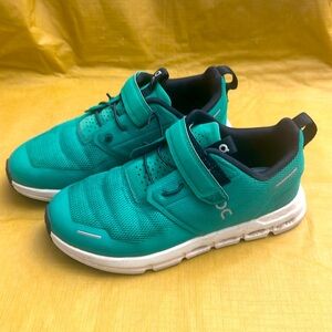 On clouds sneakers, kids size 3, green